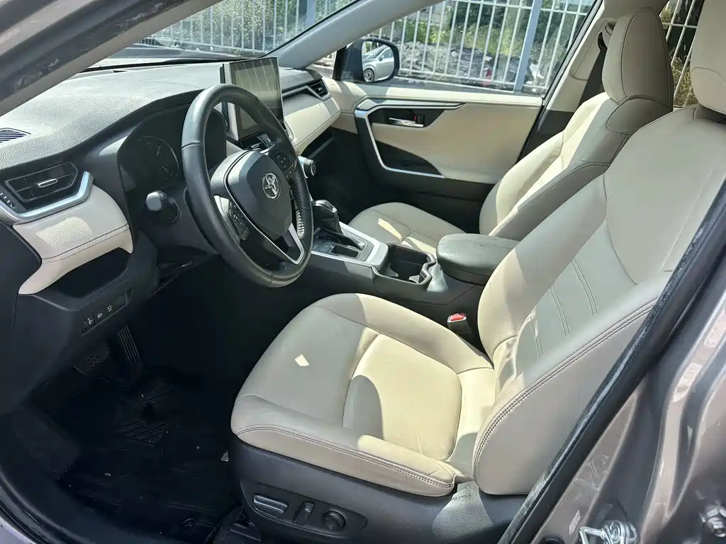 Toyota RAV4 — фото 9