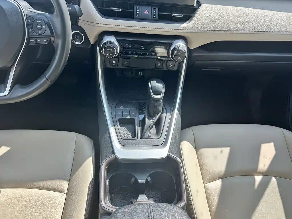 Toyota RAV4 — фото 10