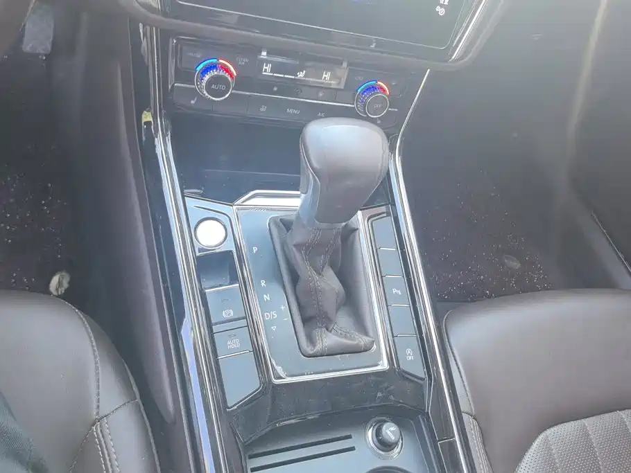 Volkswagen Phideon — фото 16