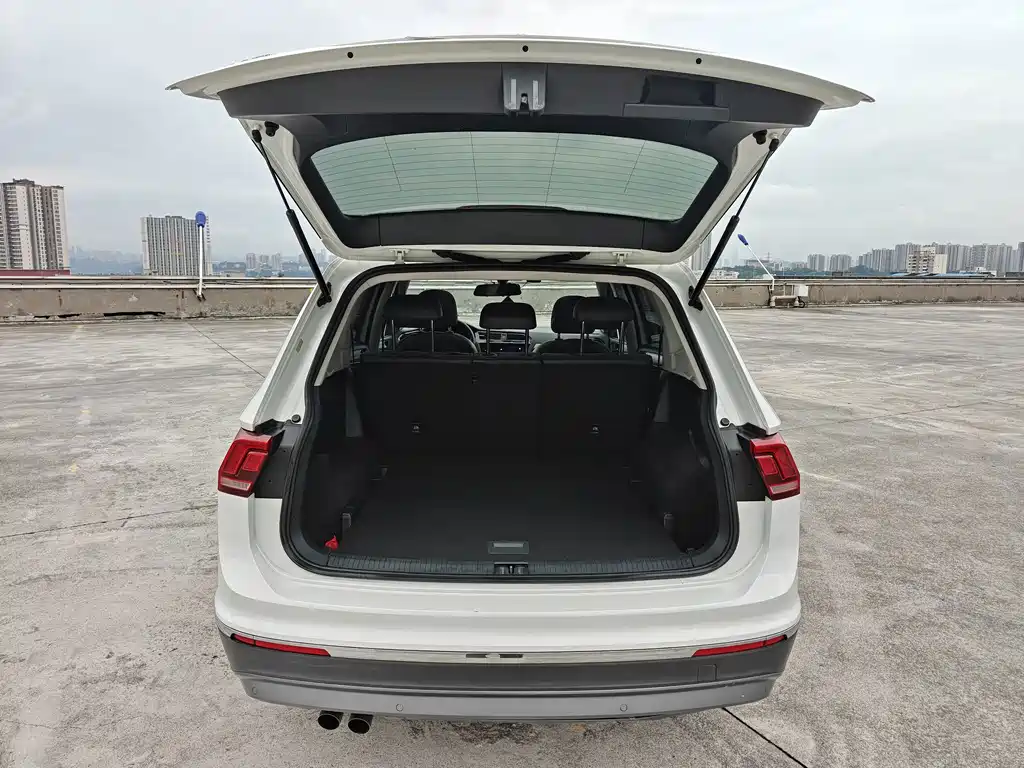 Volkswagen Tiguan L — фото 16