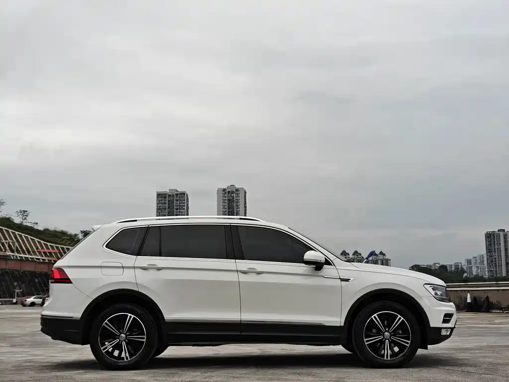 Volkswagen Tiguan L — фото 4