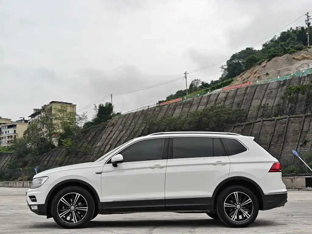 Volkswagen Tiguan L — фото 9