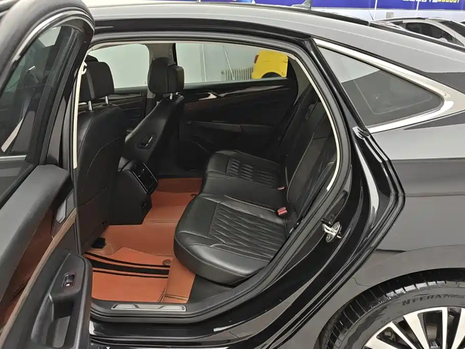 Volkswagen Passat — фото 11