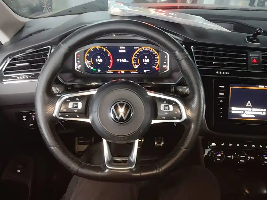 Volkswagen Tiguan L — фото 10