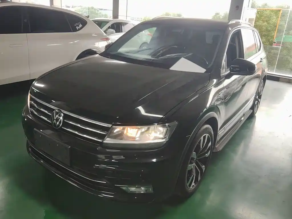 Volkswagen Tiguan L — фото 1