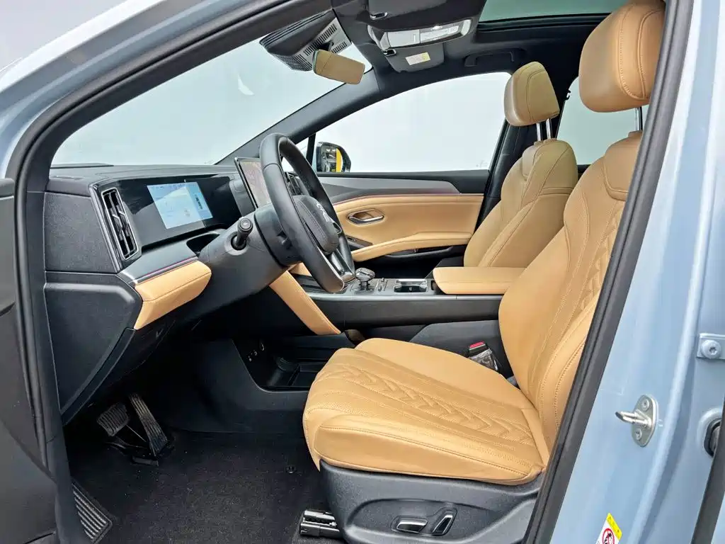BYD L DM-i — фото 15
