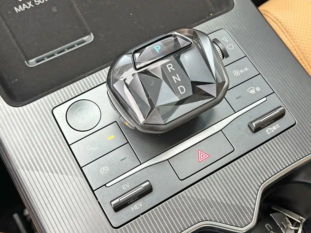 BYD L DM-i — фото 18