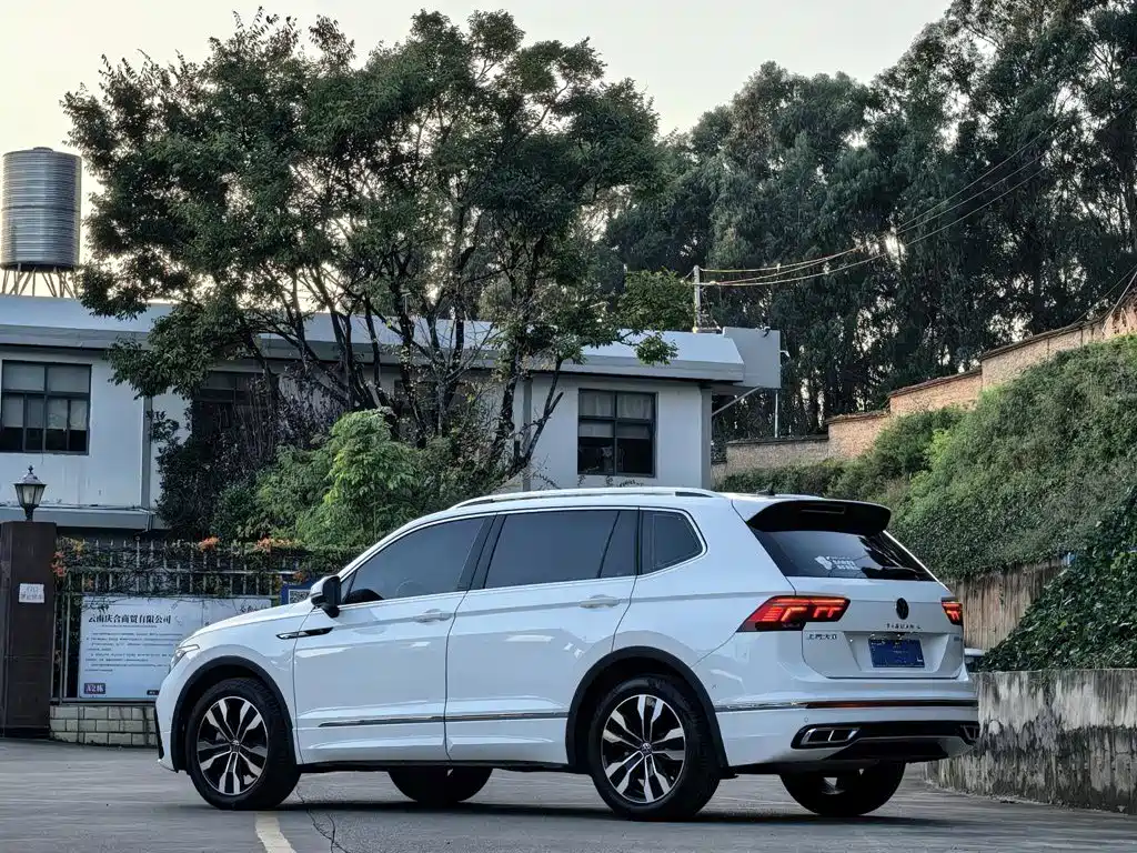 Volkswagen Tiguan L — фото 9