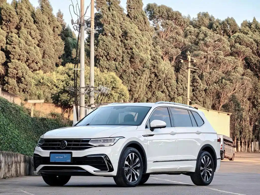 Volkswagen Tiguan L — фото 1