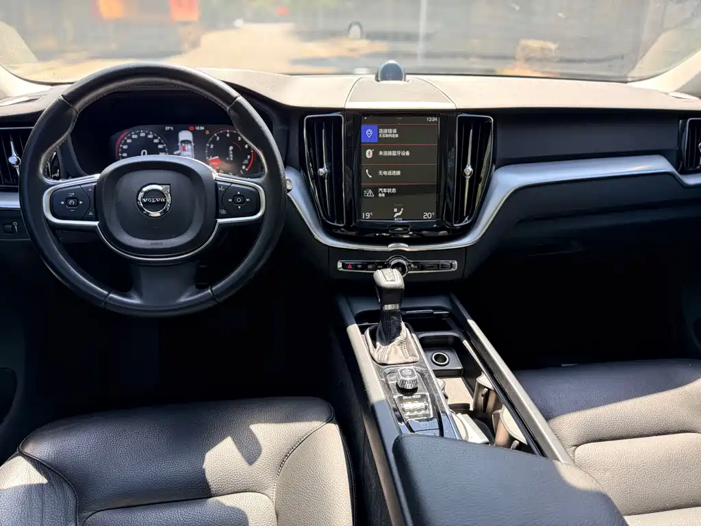 Volvo XC60 — фото 7