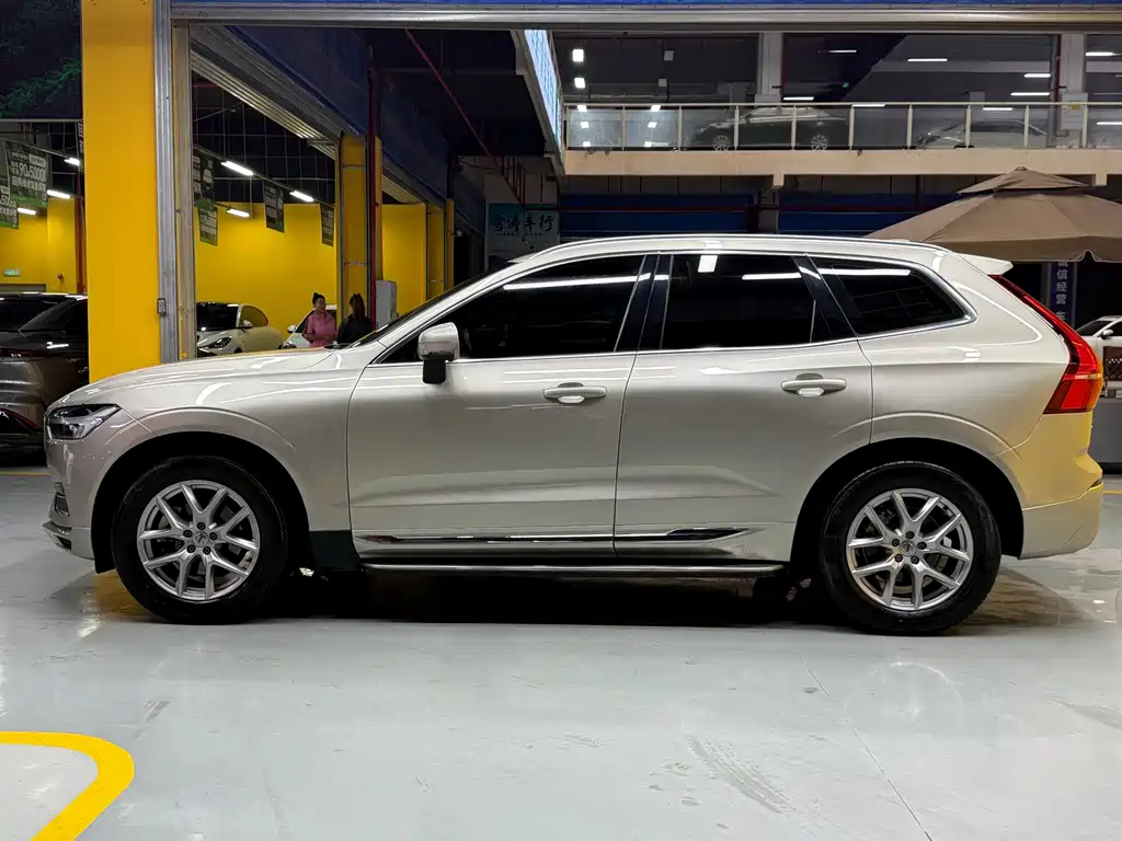 Volvo XC60 — фото 8