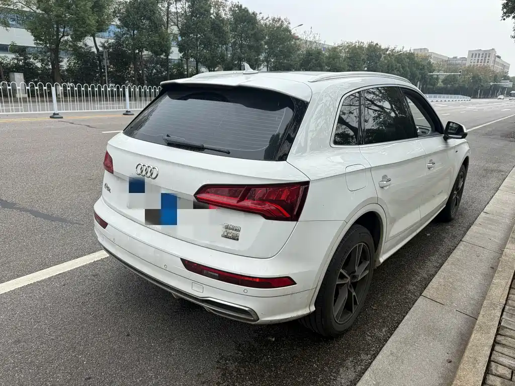 Audi Q5L — фото 10