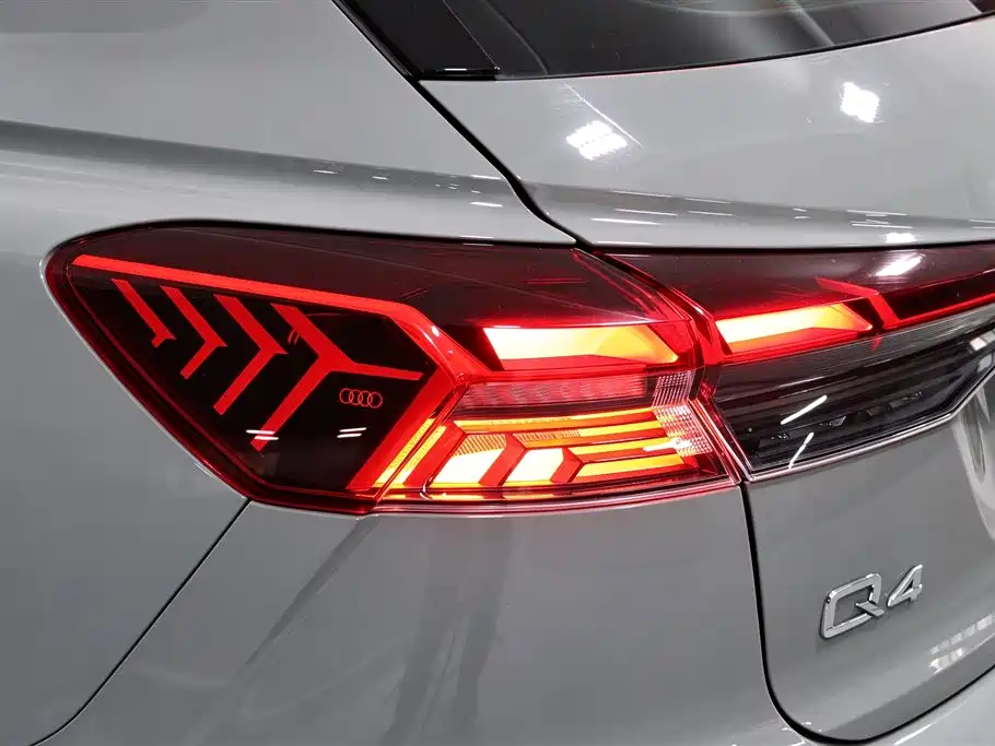 Audi Q4 e-tron — фото 14
