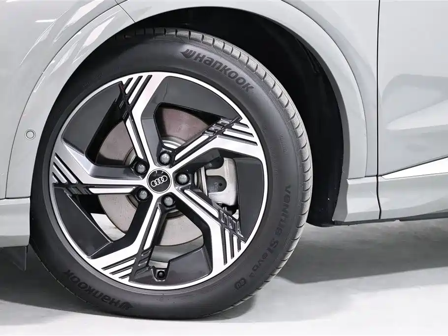 Audi Q4 e-tron — фото 15