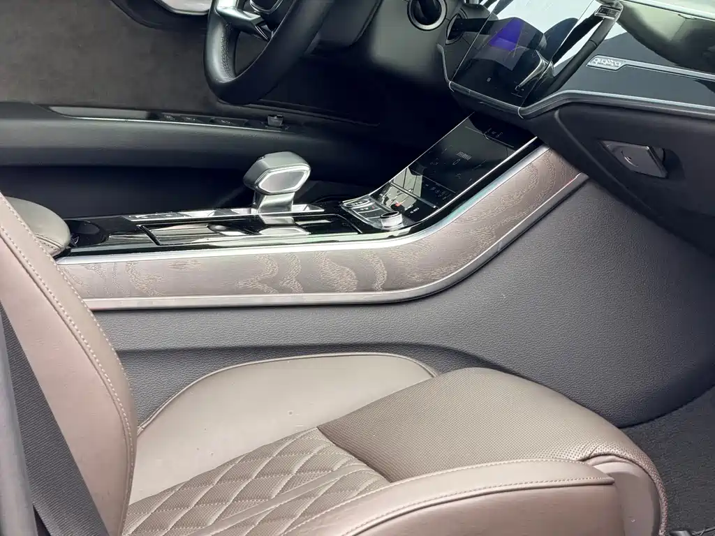 Audi A8 — фото 10