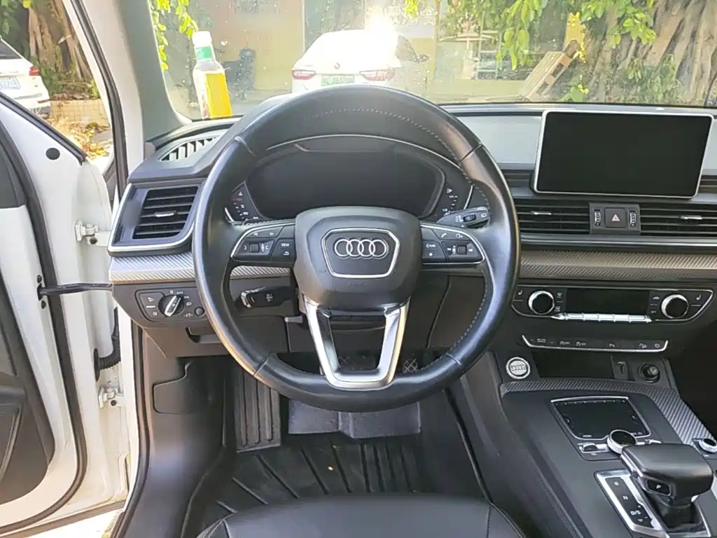 Audi Q5L — фото 10