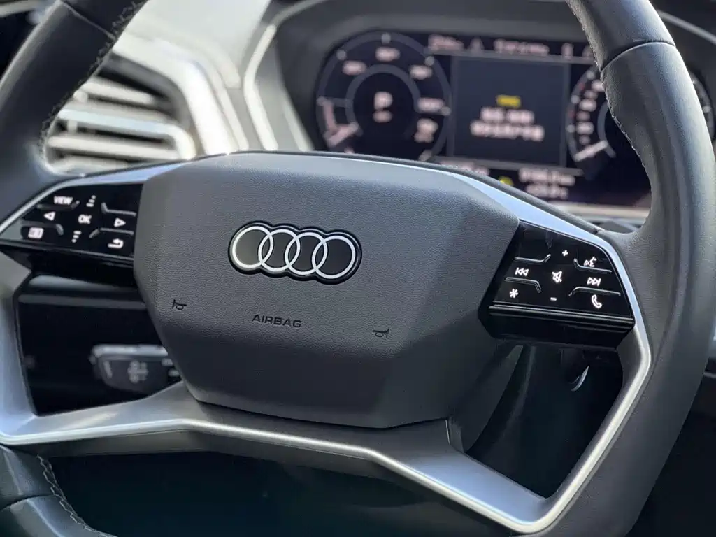 Audi Q4 e-tron — фото 6