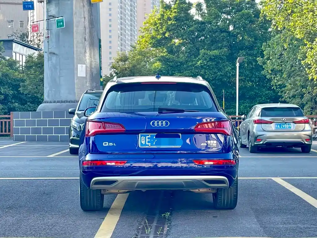 Audi Q5L — фото 5