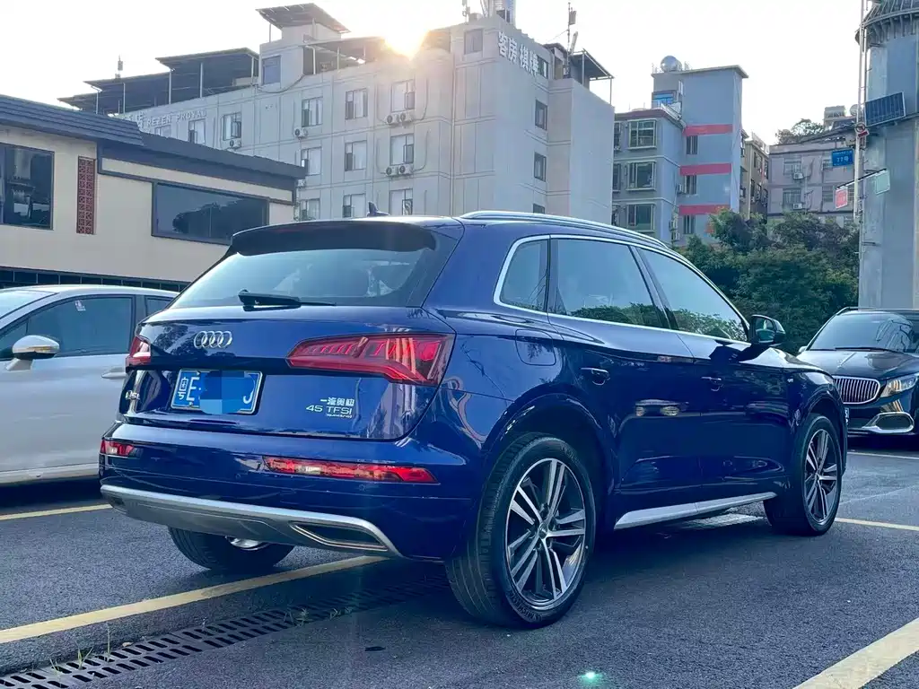 Audi Q5L — фото 6
