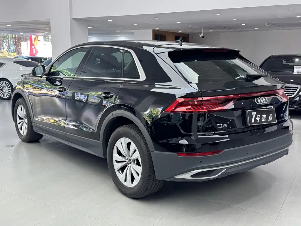 Audi Q8 — фото 7