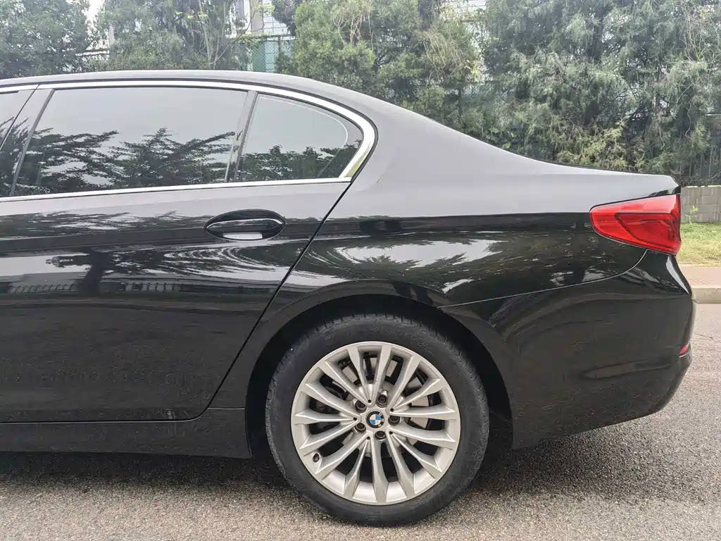 BMW 5 Series — фото 21