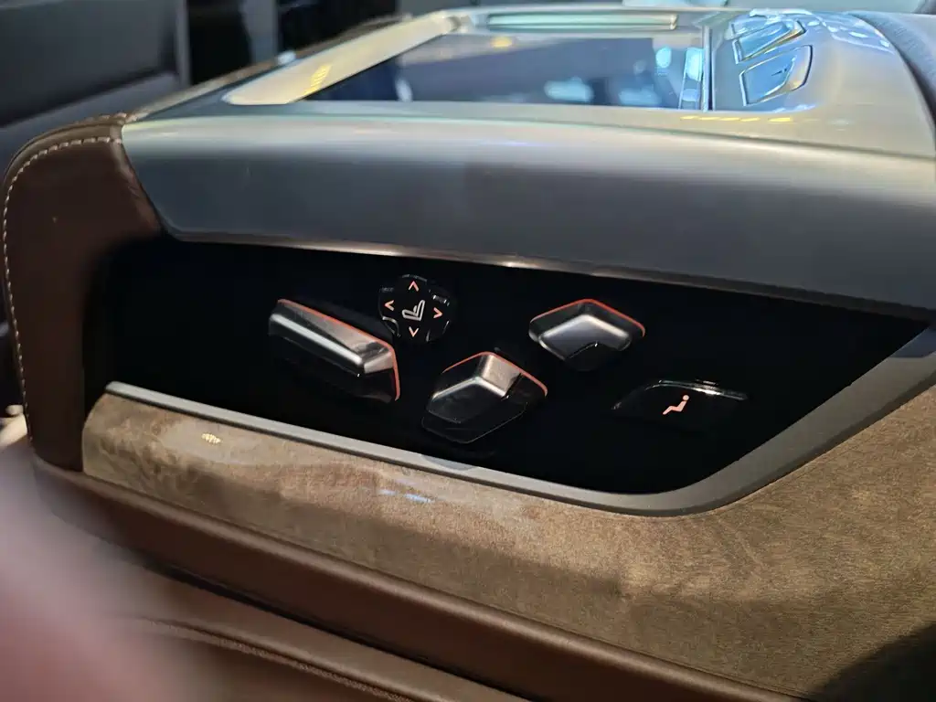 BMW 7 Series — фото 14