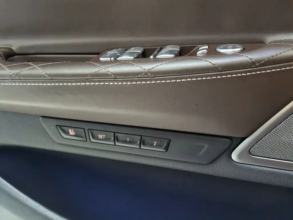 BMW 7 Series — фото 18