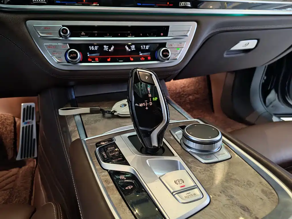 BMW 7 Series — фото 10