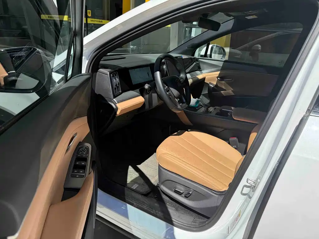 BYD L DM-i — фото 3