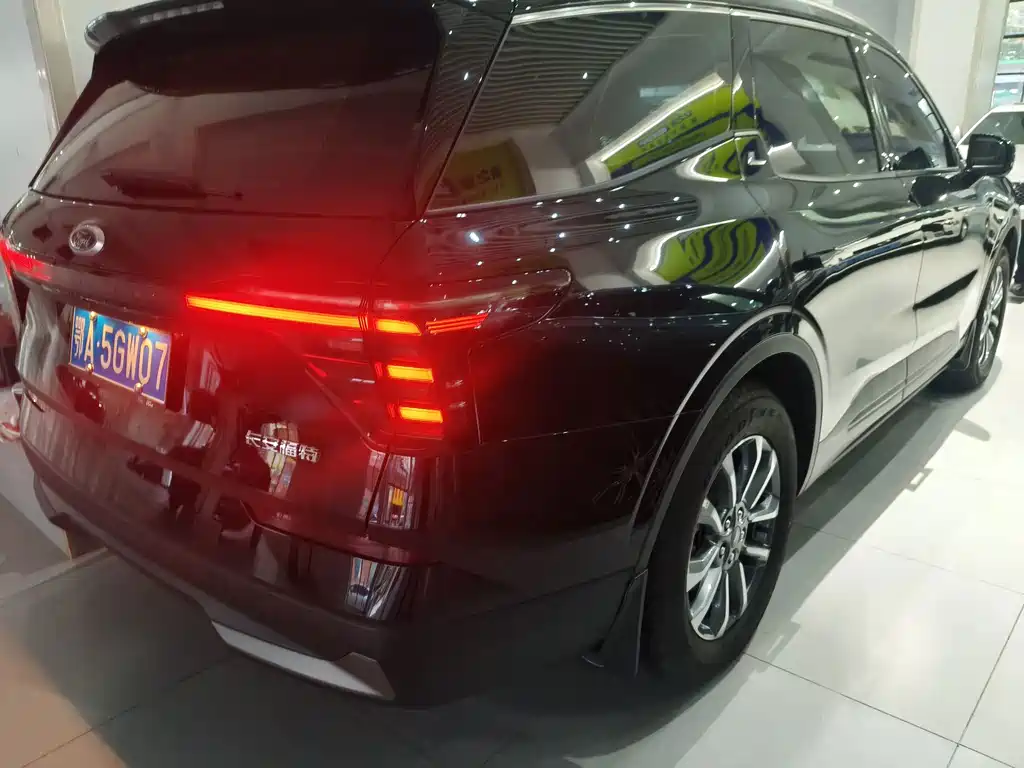 Ford Edge — фото 11