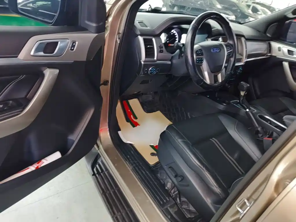 Ford Everest — фото 15