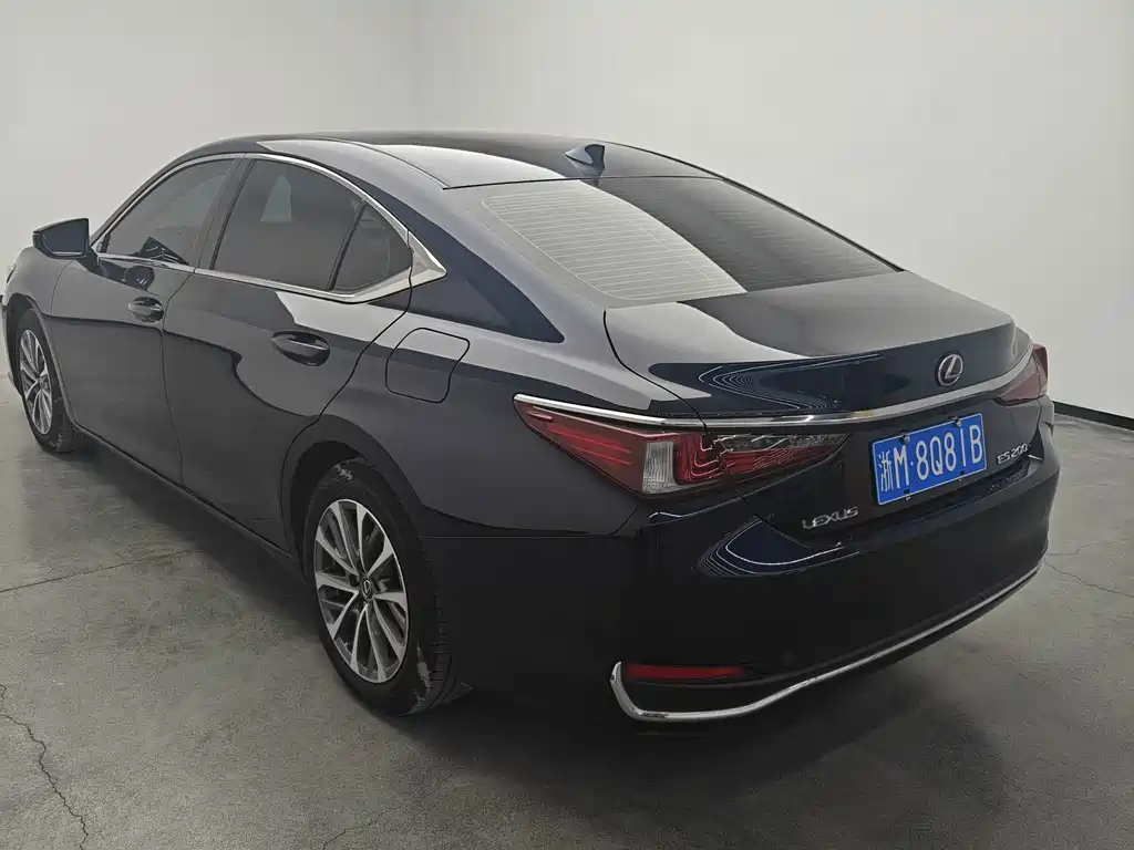Lexus ES — фото 17