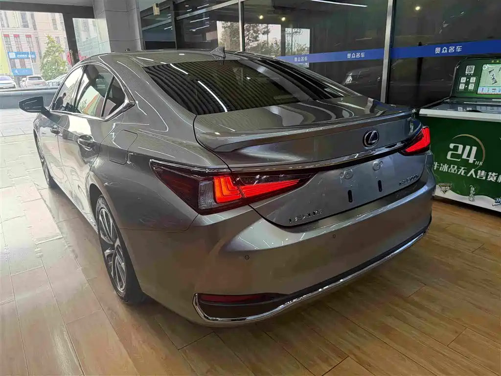 Lexus ES — фото 10