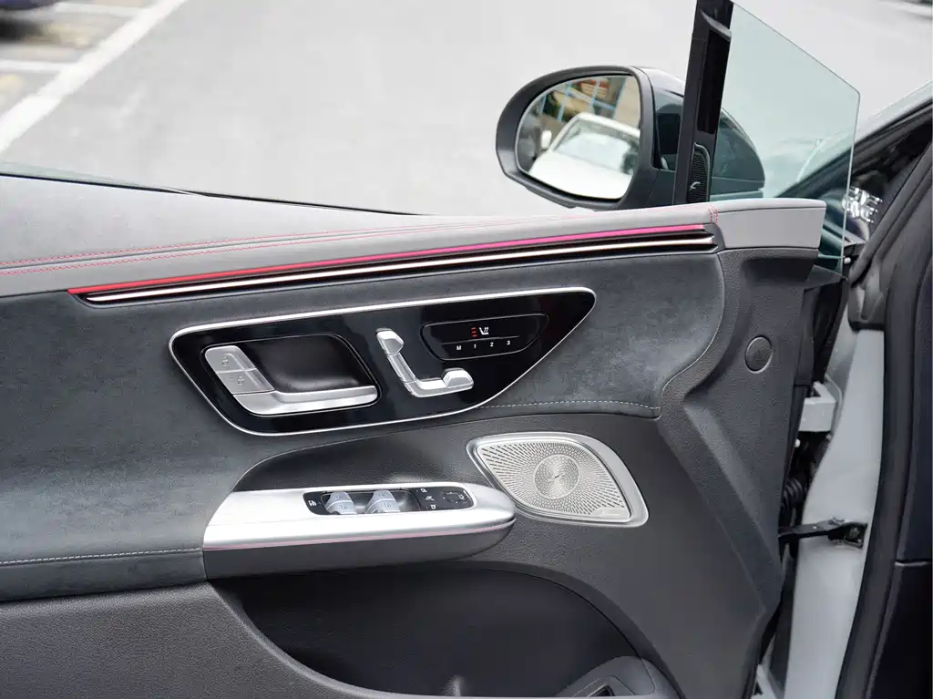 Mercedes-Benz EQE AMG — фото 15