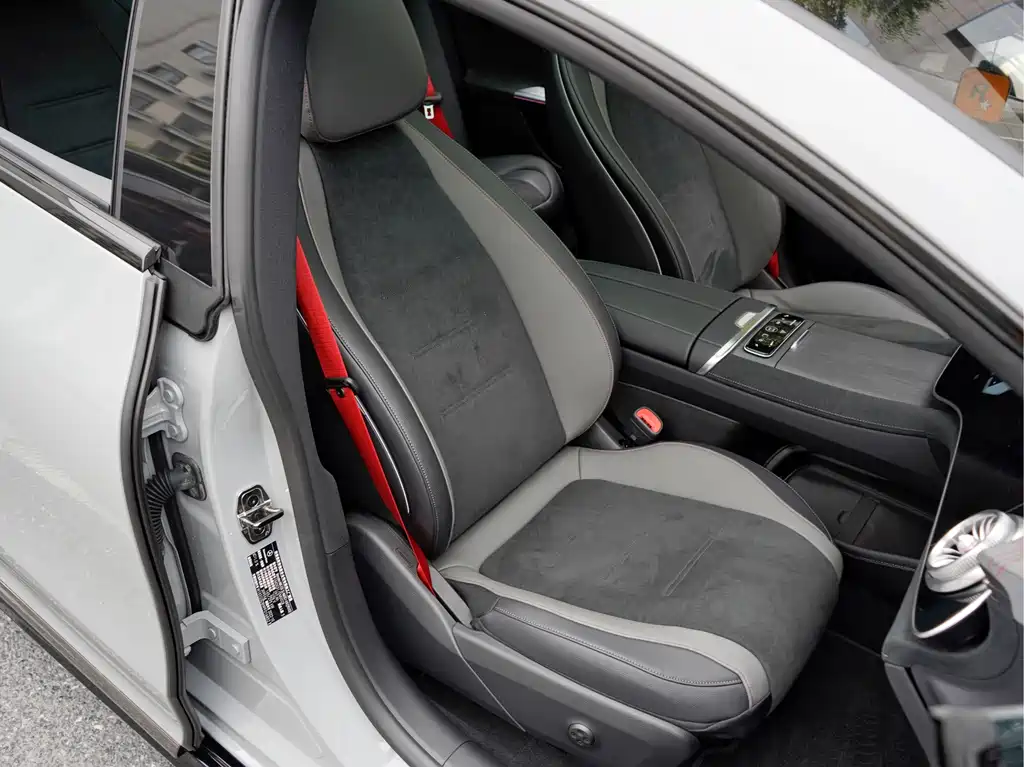 Mercedes-Benz EQE AMG — фото 18