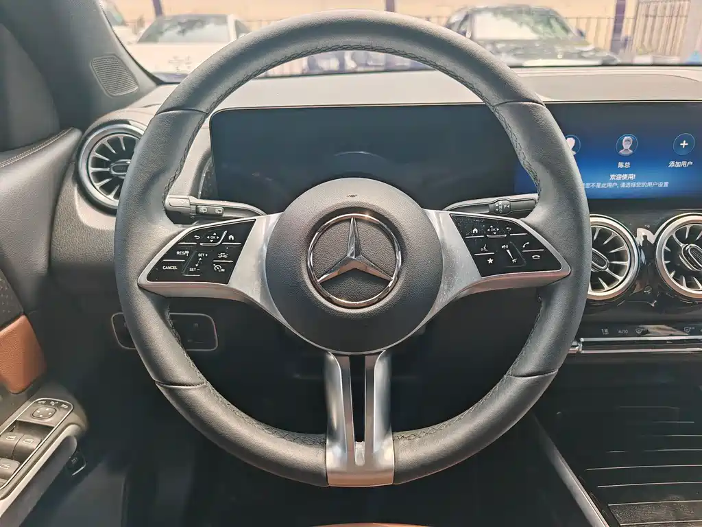 Mercedes-Benz GLB — фото 13