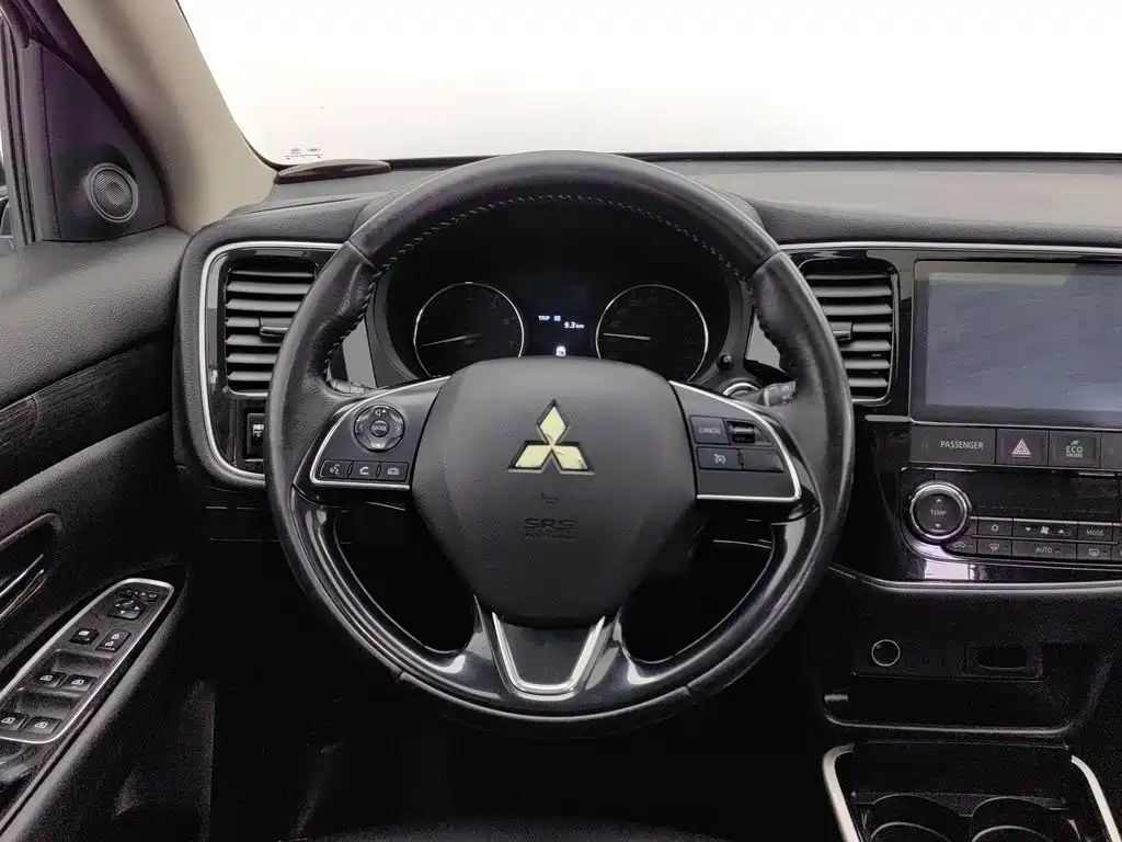 Mitsubishi Outlander — фото 11