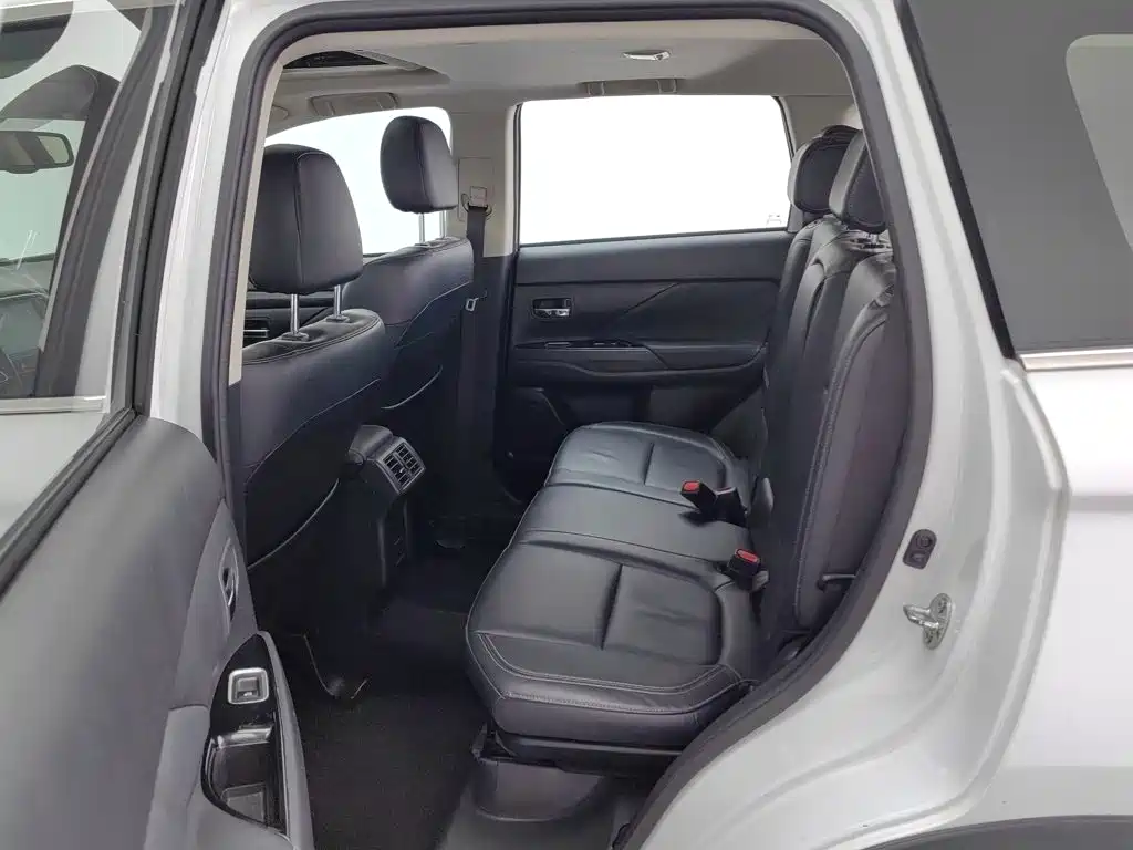 Mitsubishi Outlander — фото 15