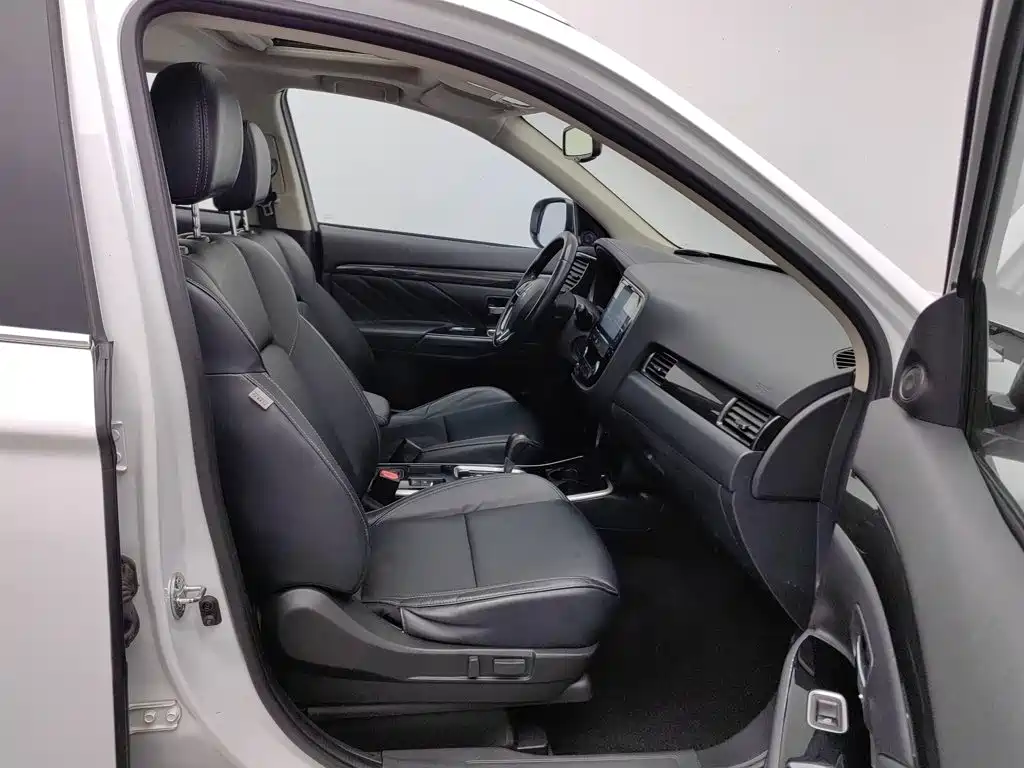 Mitsubishi Outlander — фото 23