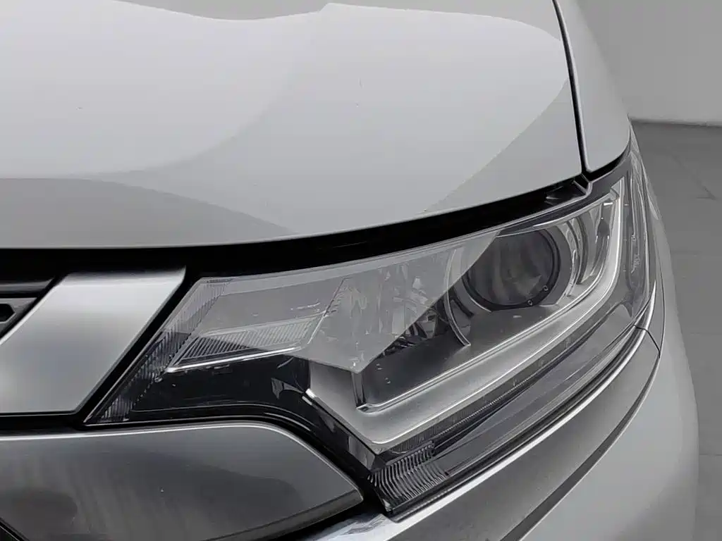 Mitsubishi Outlander — фото 7