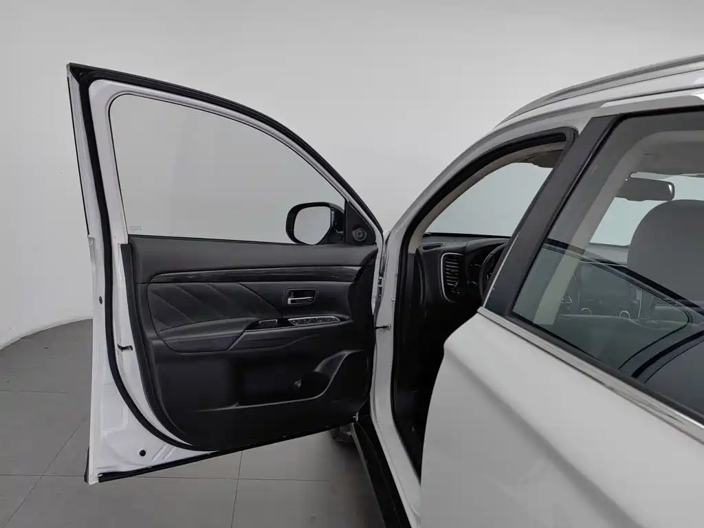Mitsubishi Outlander — фото 8