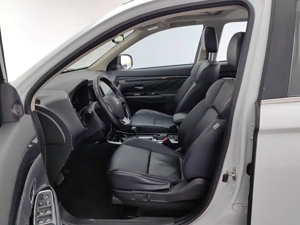 Mitsubishi Outlander — фото 10