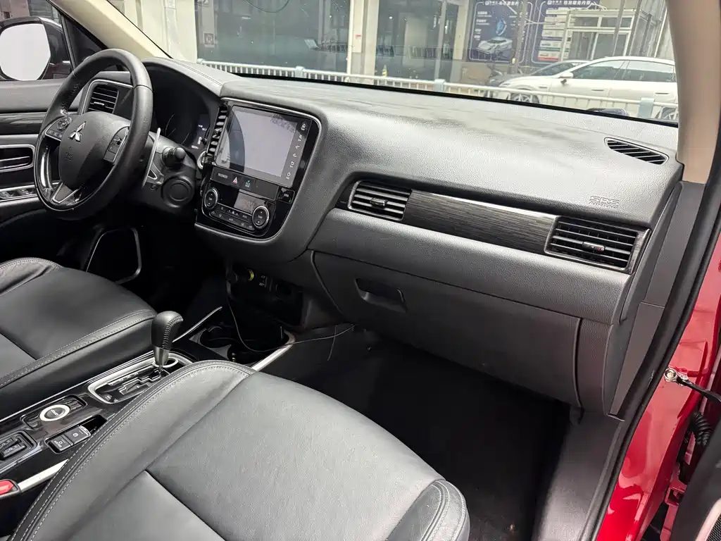 Mitsubishi Outlander — фото 14