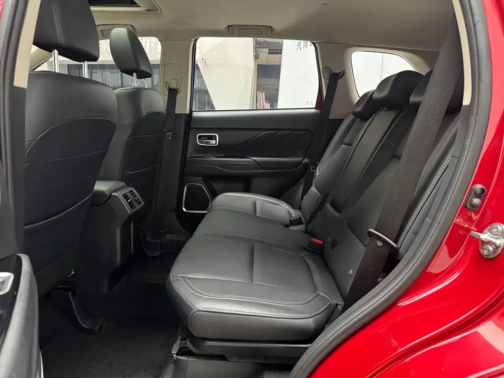 Mitsubishi Outlander — фото 17