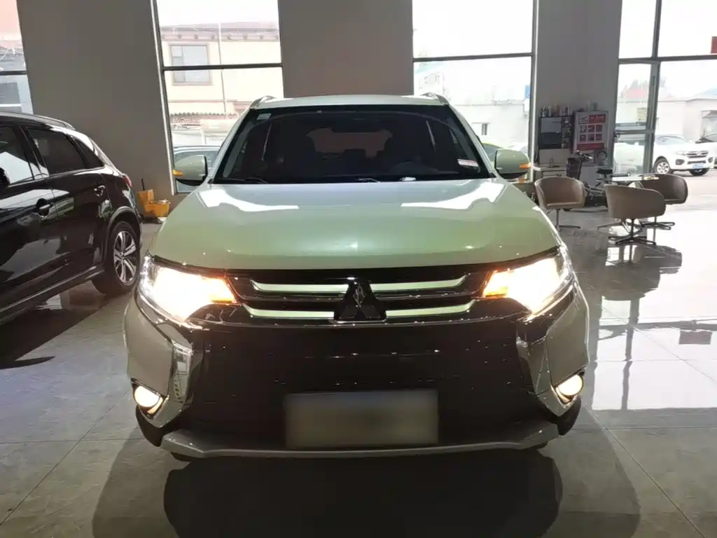 Mitsubishi Outlander — фото 2