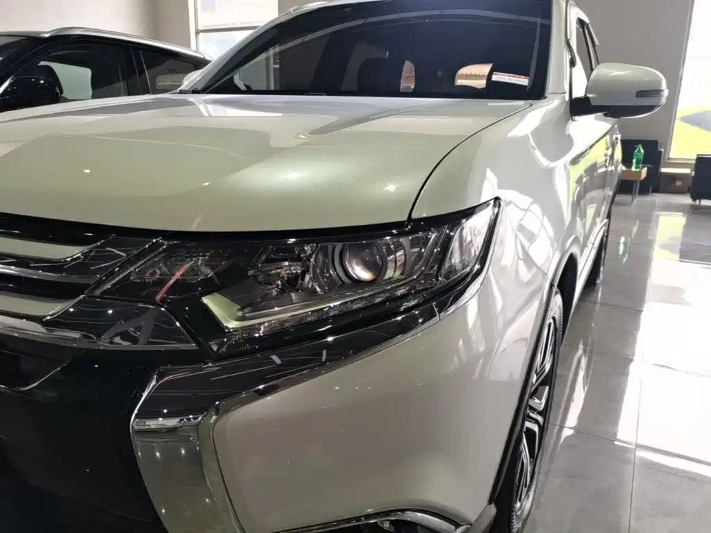 Mitsubishi Outlander — фото 23