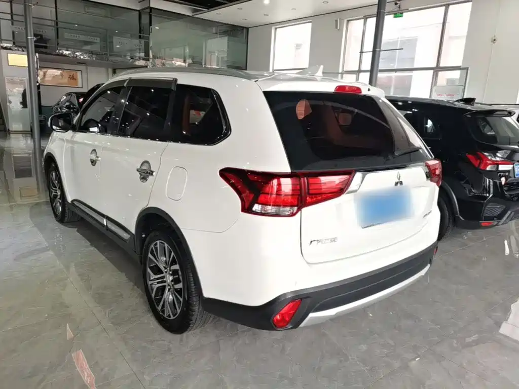 Mitsubishi Outlander — фото 4