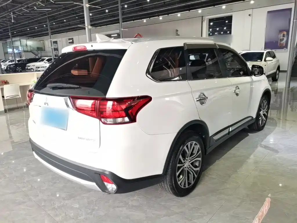 Mitsubishi Outlander — фото 6