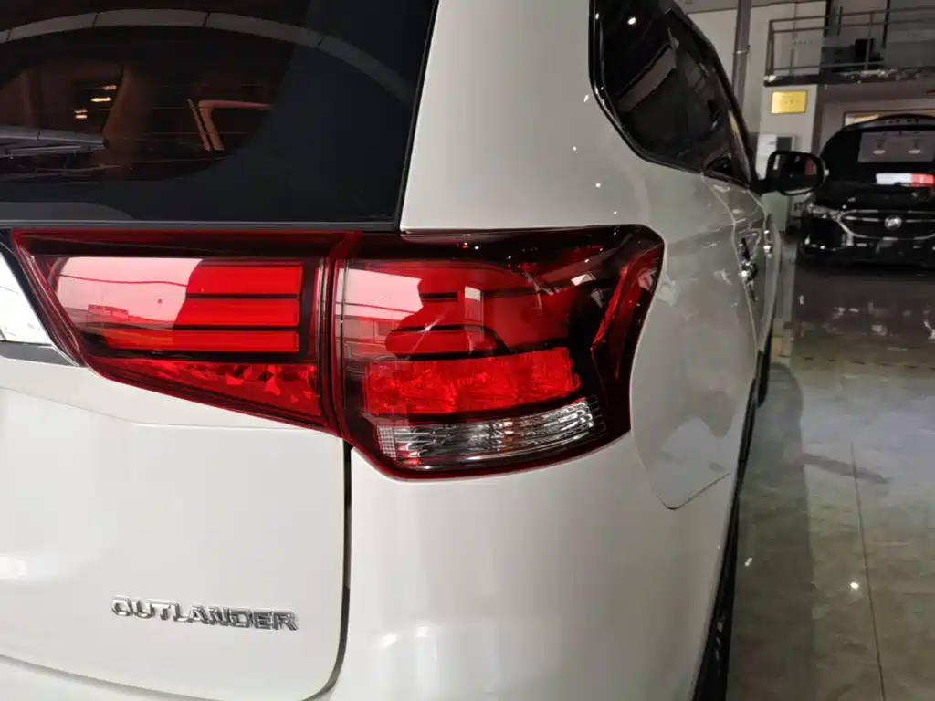 Mitsubishi Outlander — фото 7