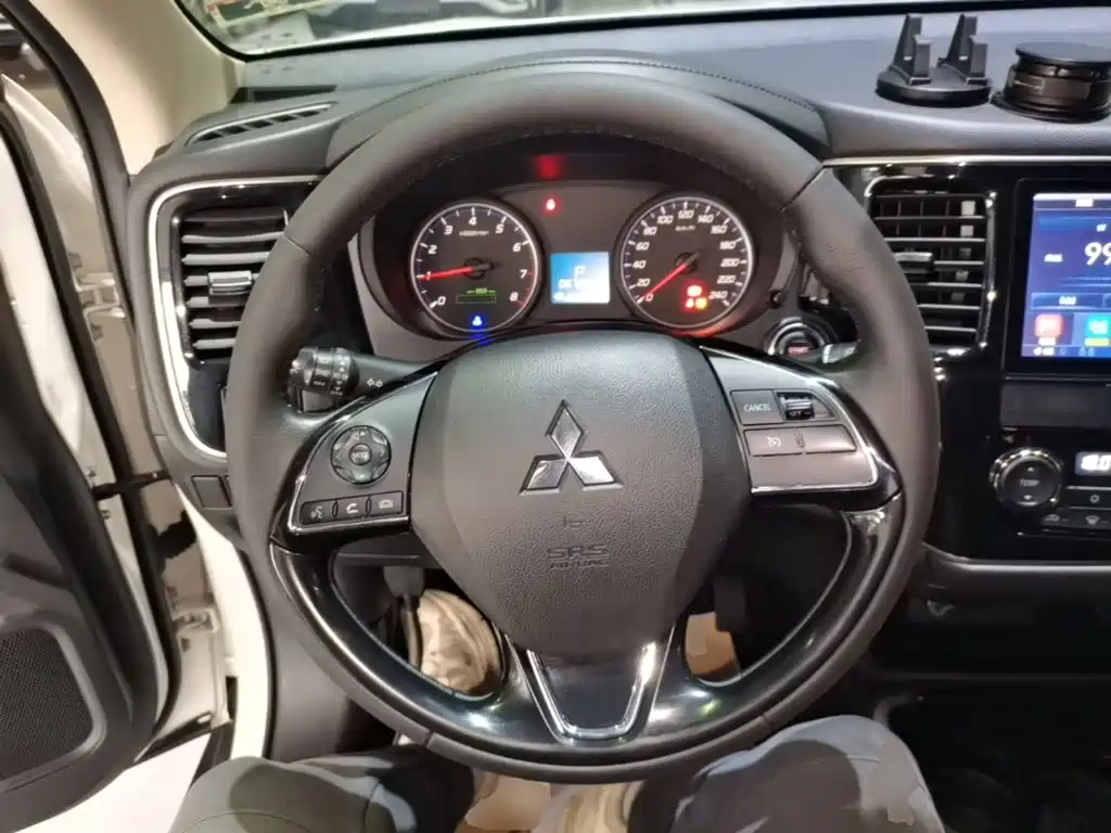 Mitsubishi Outlander — фото 10